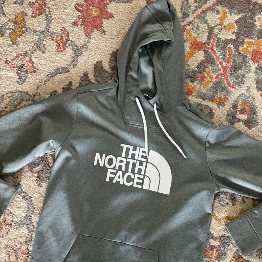 Men’s New north face pullover sweater.